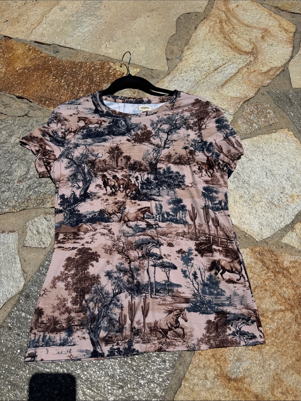L'AGENCE Brown Desert Horse Print Tee NEW never worn - Picture 4 of 6